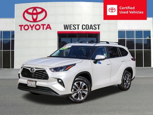 Used 2025 Toyota Highlander XLE image 1