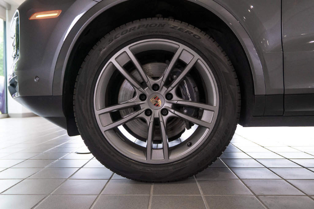 Certified 2025 Porsche Cayenne AWD/4WD image 11