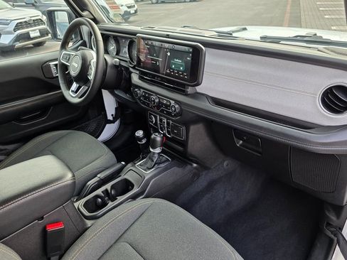 Used 2024 Jeep Wrangler Unlimited Sahara image 10