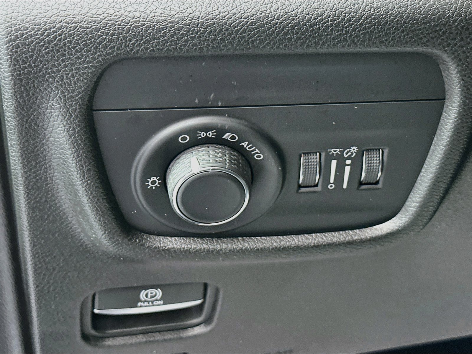 Used 2023 Jeep Grand Cherokee Laredo AWD/4WD image 10
