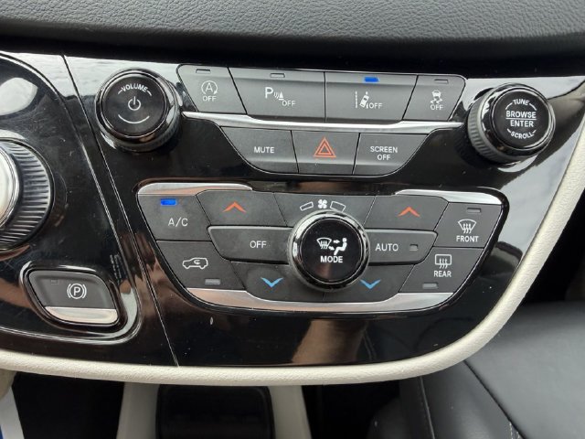 Used 2023 Chrysler Pacifica Touring-L FWD image 27