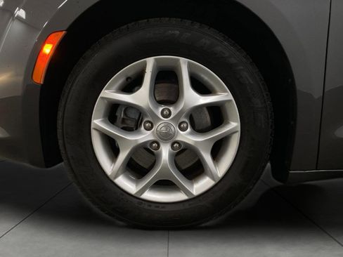 Used 2017 Chrysler Pacifica Touring-L Plus w/ Tire & Wheel Group image 13