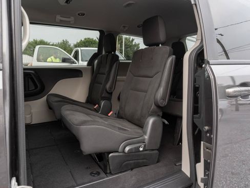 Used 2018 Dodge Grand Caravan SE w/ UConnect Hands-Free Group FWD image 16
