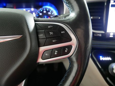 Used 2021 Chrysler Pacifica Touring-L FWD image 28