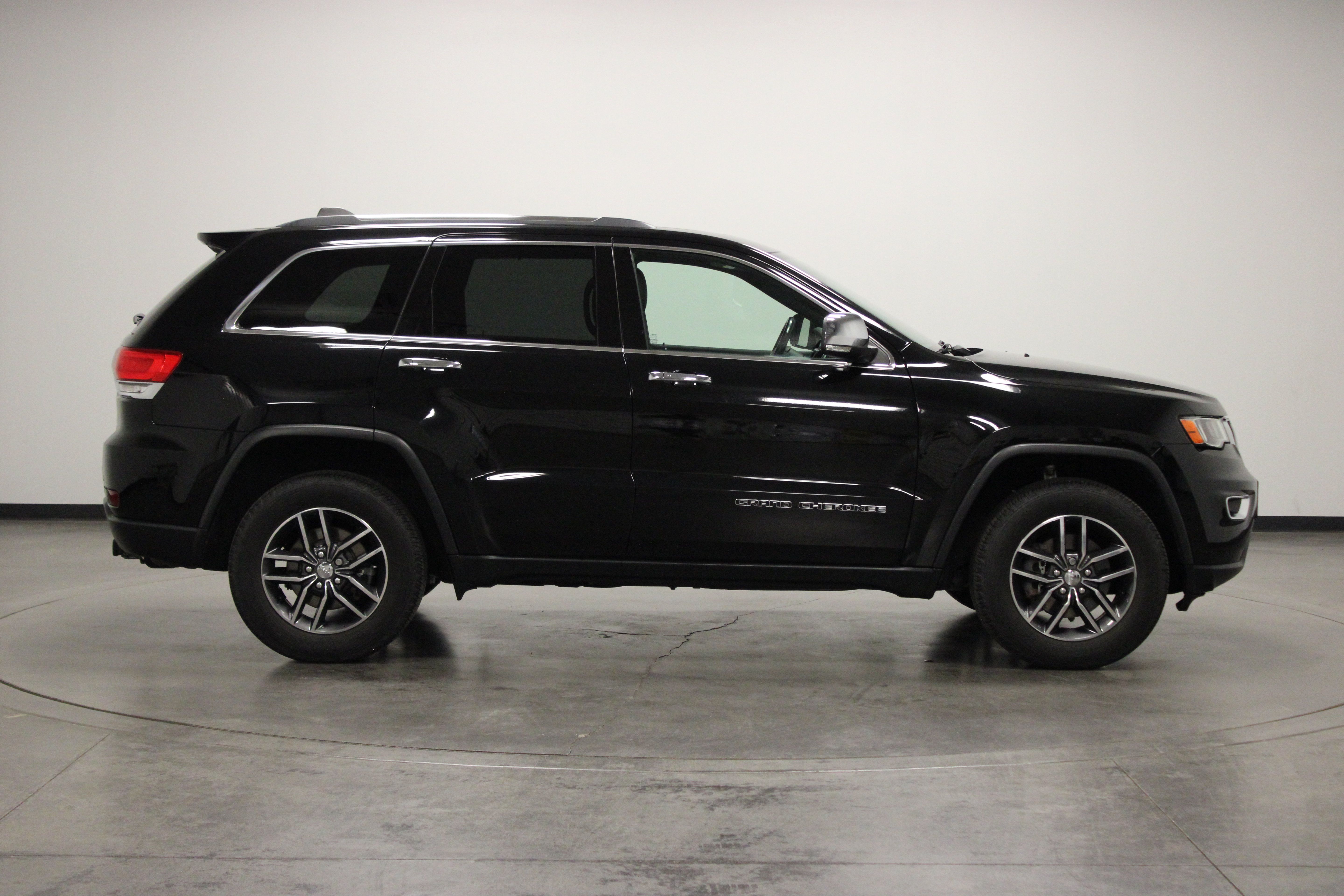 Used 2018 Jeep Grand Cherokee Limited AWD/4WD image 9