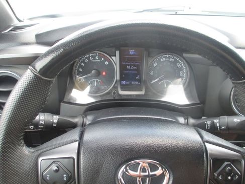 Used 2022 Toyota Tacoma TRD Off-Road w/ Technology Package AWD/4WD image 28