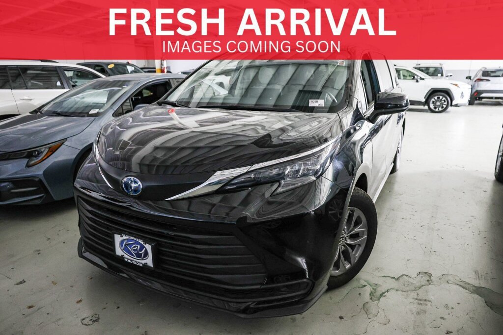 Used 2024 Toyota Sienna LE AWD/4WD image 1