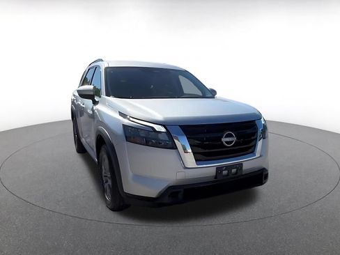 Used 2025 Nissan Pathfinder SV FWD image 3