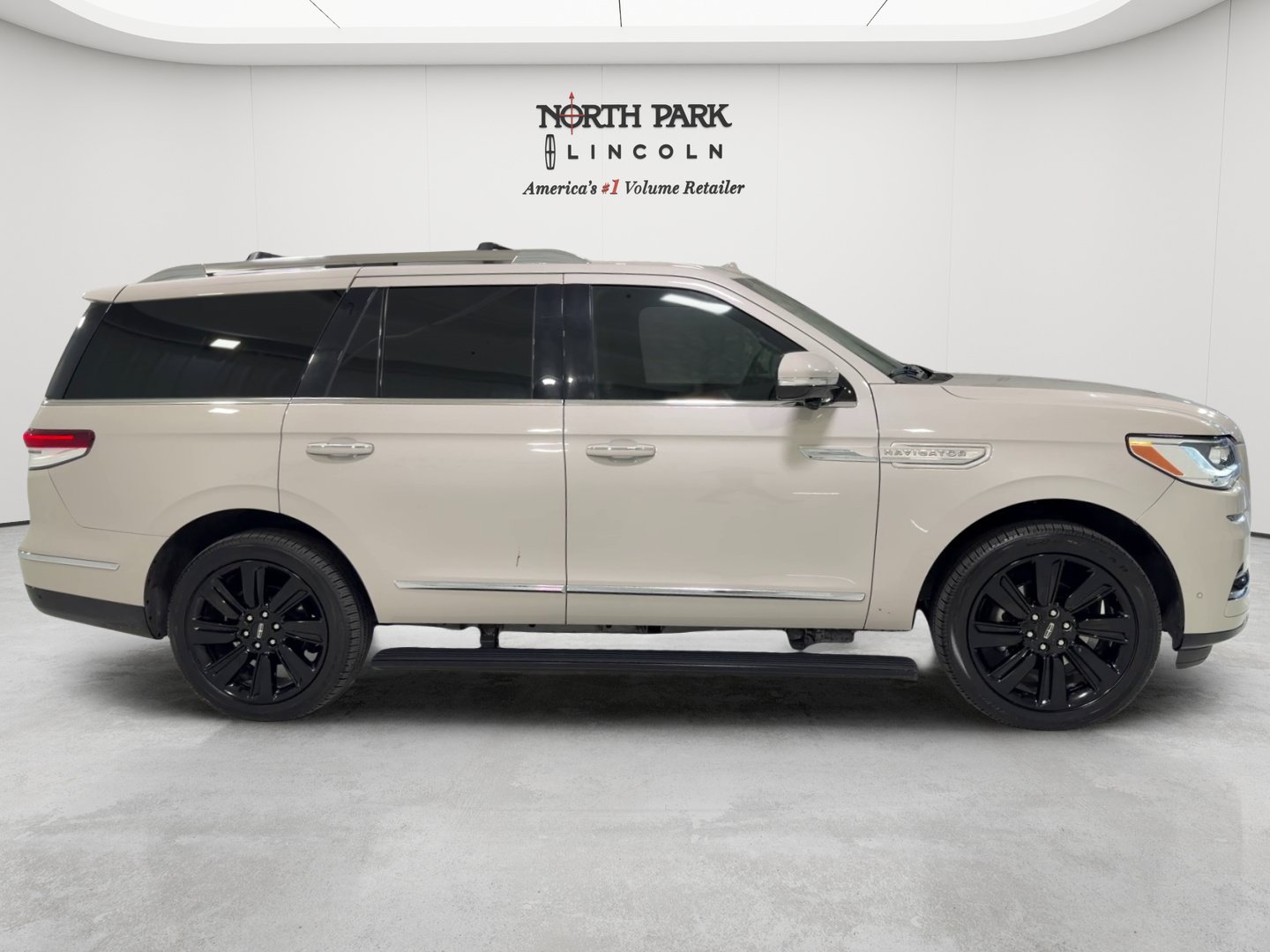 Used 2023 Lincoln Navigator Reserve AWD/4WD image 6