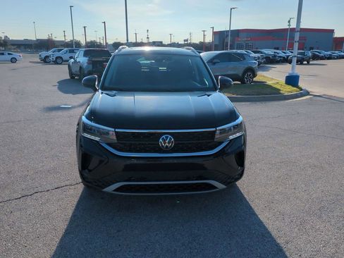 Used 2024 Volkswagen Taos SE image 3