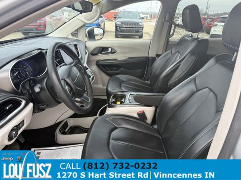Used 2023 Chrysler Pacifica Touring-L image 14