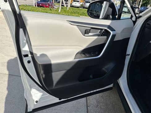Used 2021 Toyota RAV4 XLE Premium image 40