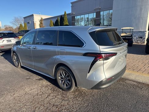 Used 2024 Toyota Sienna LE image 4