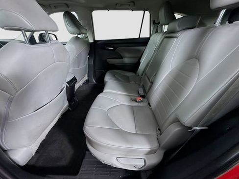 Used 2023 Toyota Highlander XLE FWD image 24