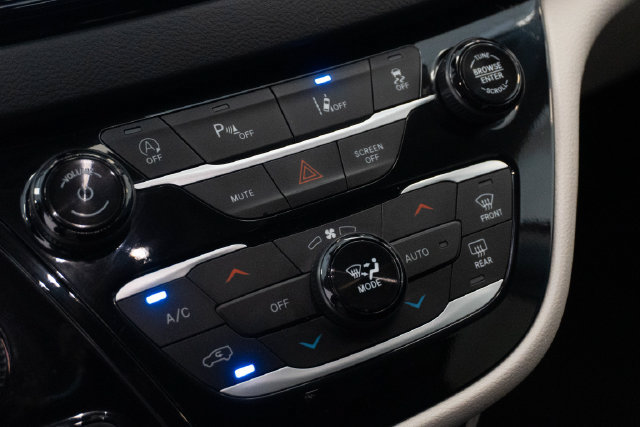 Used 2024 Chrysler Pacifica Touring-L FWD image 5