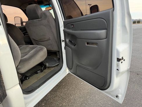 Used 2006 GMC Sierra 3500 SLE w/ Heavy-Duty Power Package image 18