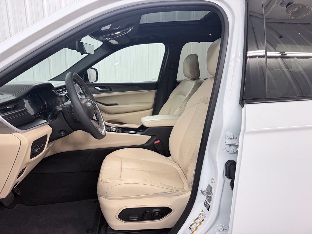 Used 2025 Jeep Grand Cherokee L Limited w/ Luxury Tech Group II RWD image 11