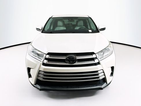 Used 2018 Toyota Highlander LE image 2
