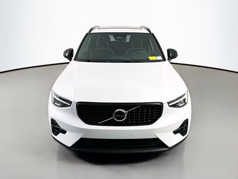 Used 2023 Volvo XC40 B5 Plus AWD/4WD image 2