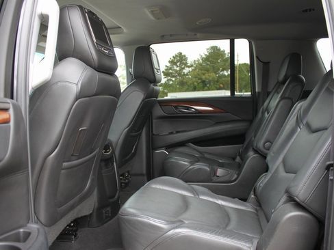 Used 2017 Cadillac Escalade ESV Luxury image 6