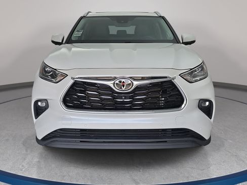 Used 2023 Toyota Highlander Limited FWD image 2
