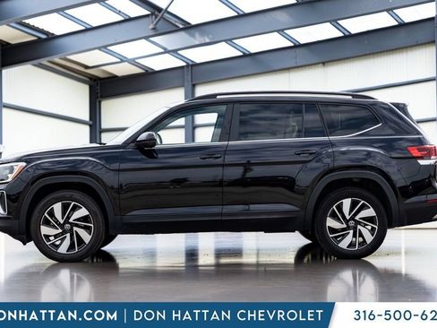 Used 2024 Volkswagen Atlas SE AWD/4WD image 2