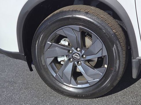 Certified 2026 Nissan Rogue SV FWD image 18