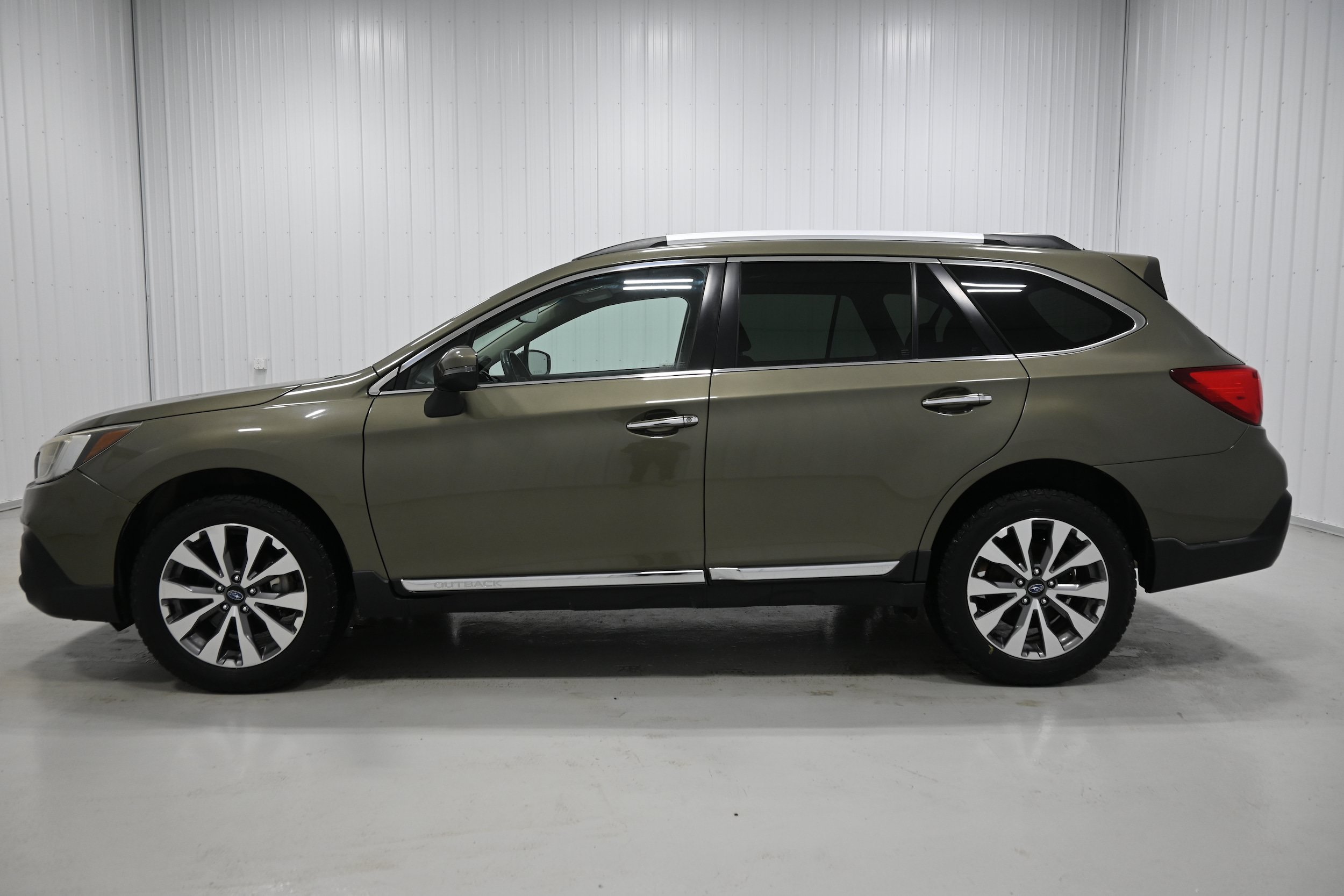 Used 2019 Subaru Outback 3.6R Touring w/ Popular Package #3A AWD/4WD image 24