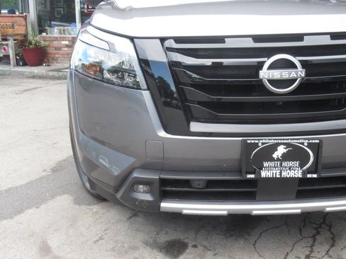 Used 2025 Nissan Pathfinder Platinum AWD/4WD image 2
