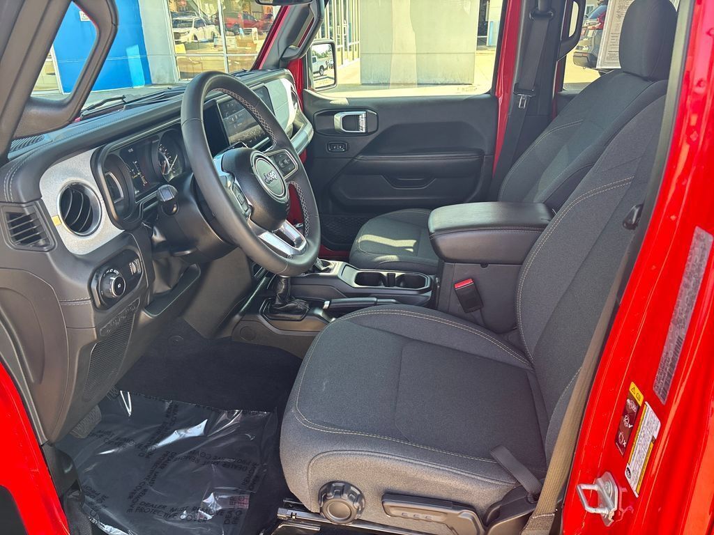 Used 2025 Jeep Wrangler Unlimited Sahara AWD/4WD image 9