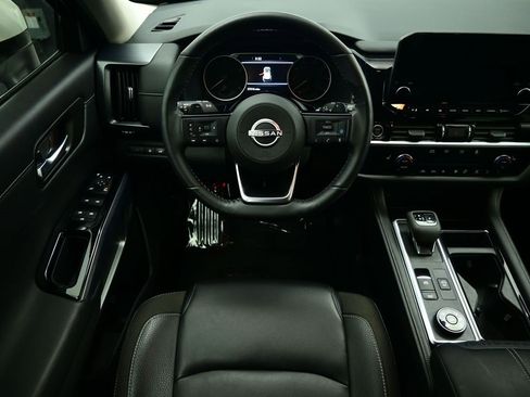 Used 2024 Nissan Pathfinder SL image 2