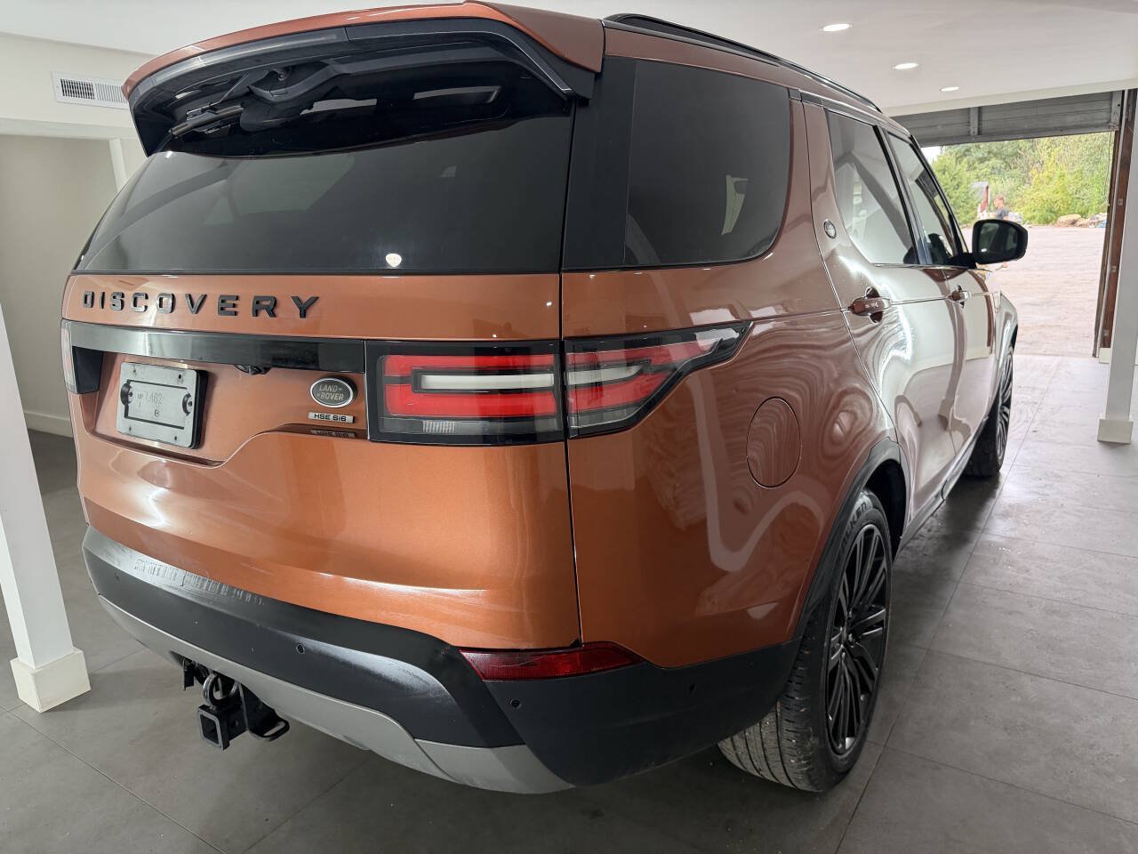 Used 2017 Land Rover Discovery HSE AWD/4WD image 9