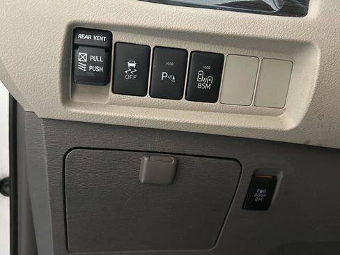 Used 2015 Toyota Sienna XLE w/ XLE Navigation Package FWD image 19