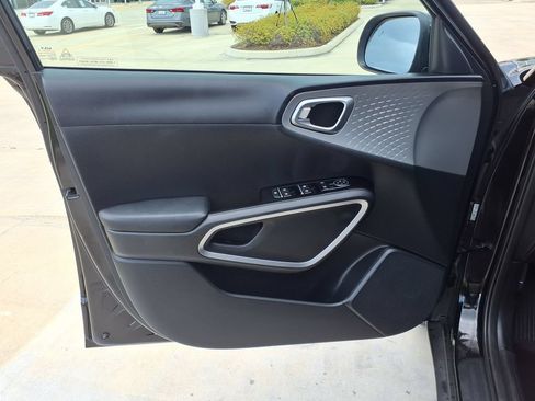 Used 2025 Kia Soul LX w/ LX Technology Package FWD image 13