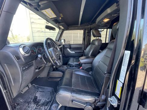 Used 2012 Jeep Wrangler Unlimited Rubicon image 30