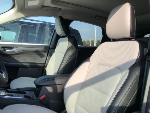 New 2025 Ford Escape SE w/ Class II Trailer Tow Package FWD image 17