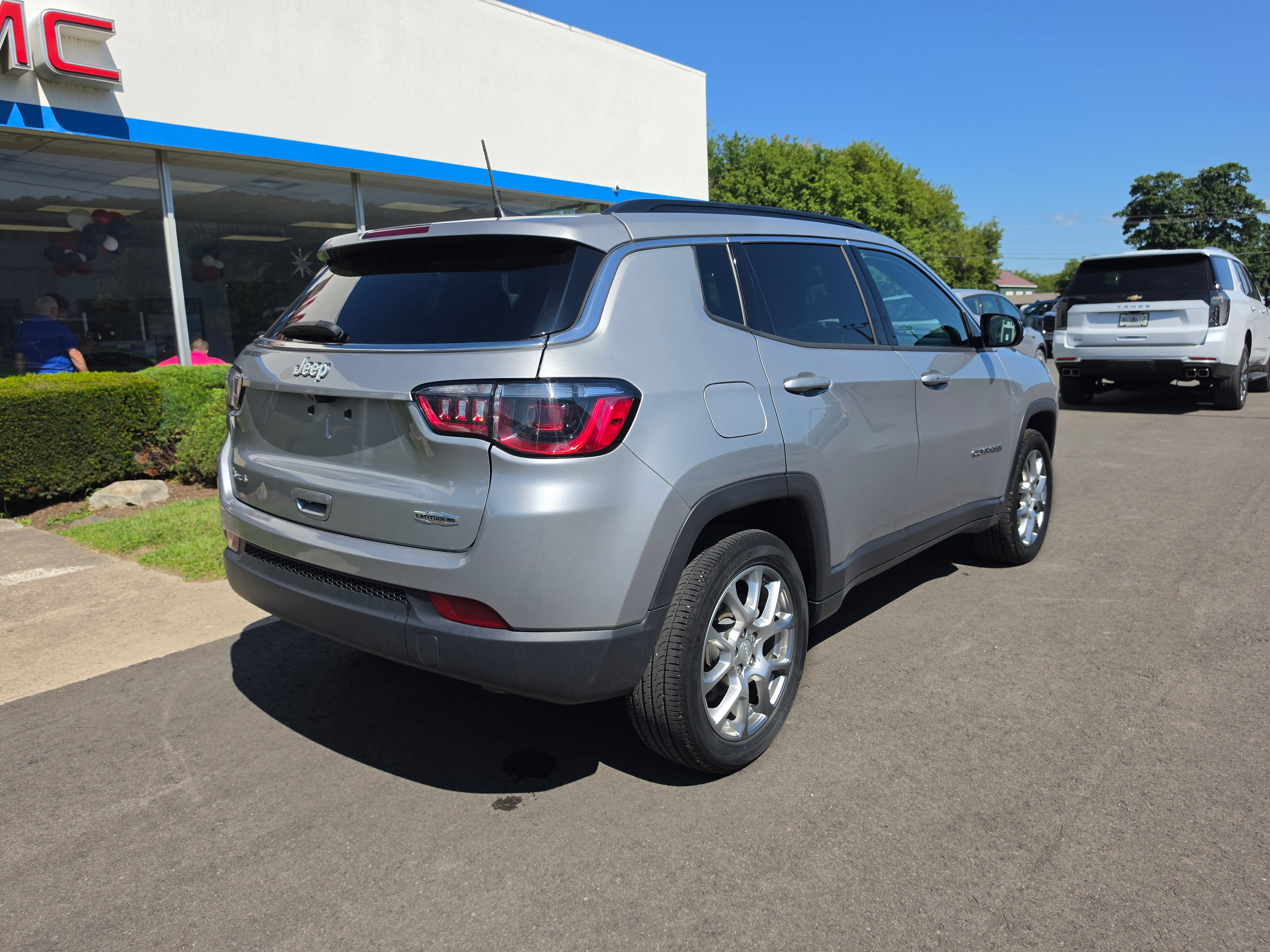 Used 2023 Jeep Compass Latitude w/ Sun and Sound Group AWD/4WD image 3