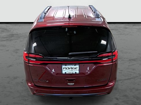 Used 2023 Chrysler Pacifica Limited w/ S Appearance Package image 3