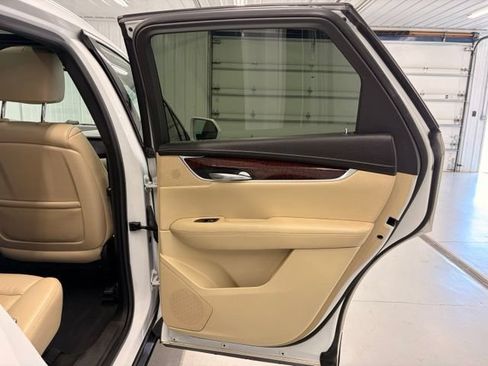 Used 2017 Cadillac XT5 Luxury w/ Driver Awareness Package AWD/4WD image 8