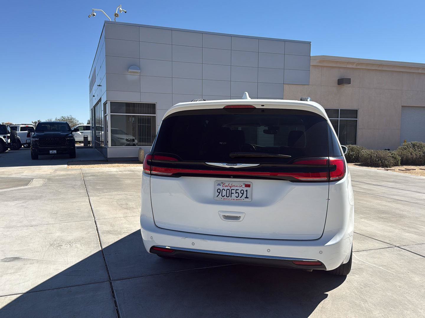 Used 2022 Chrysler Pacifica Touring-L w/ Uconnect Theater Family Group FWD image 6