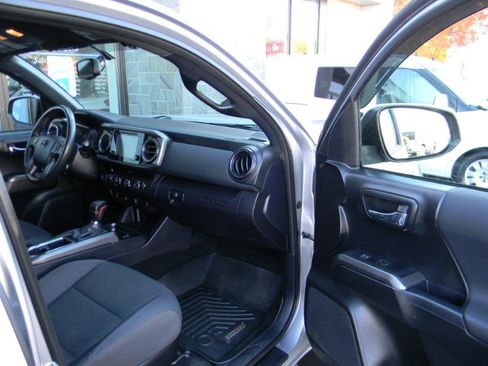 Used 2017 Toyota Tacoma TRD Off-Road image 21