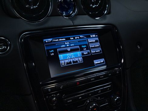 Used 2013 Jaguar XJ AWD image 39