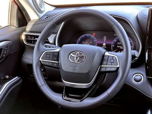 New 2025 Toyota Highlander Limited image 24