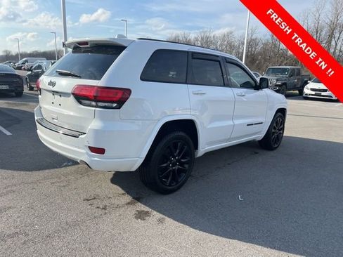 Used 2017 Jeep Grand Cherokee Altitude image 3