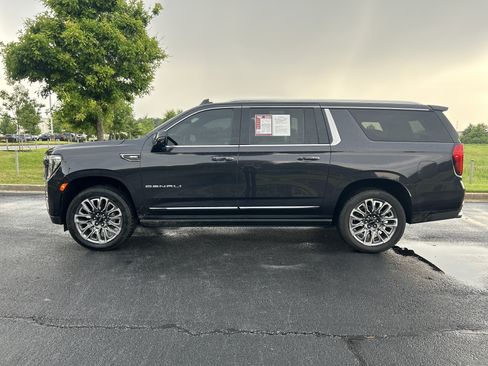 Used 2023 GMC Yukon XL Denali Ultimate AWD/4WD image 6