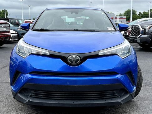 Used 2019 Toyota C-HR XLE FWD image 2