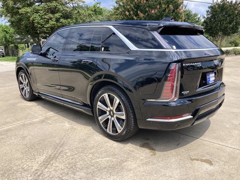 Certified 2025 Cadillac Escalade IQ Luxury 2 w/ LPO, Premium Carpet Package AWD/4WD image 8