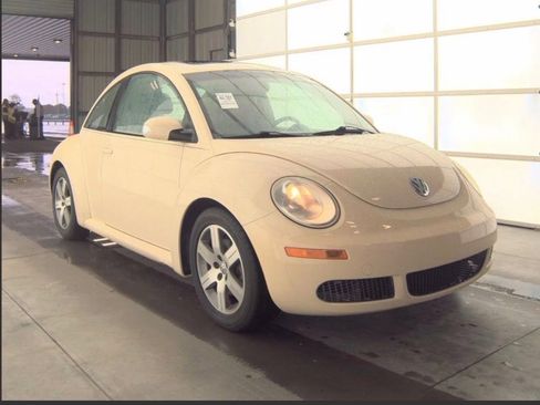 Used 2006 Volkswagen Beetle Coupe w/ Package 1 FWD image 2