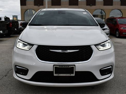 New 2026 Chrysler Pacifica Select image 2