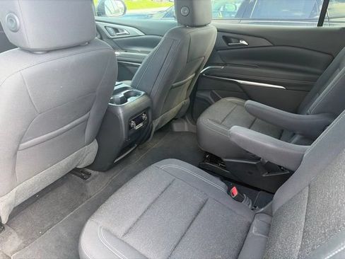 Used 2025 Chevrolet Traverse LT FWD image 6